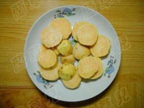 红薯片码放在盘中。