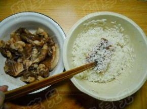 糯米沥干水分；腌渍好的猪肉，均匀裹上糯米。