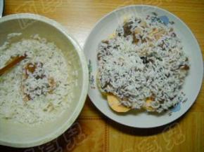 沾满糯米的猪肉，均匀码放在红薯上。