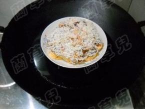 锅中水开，放入糯米猪肉；大火烧开，中火蒸1小时即可。