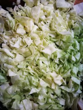 包菜洗净切碎，不用太碎，如图，大葱切细丝