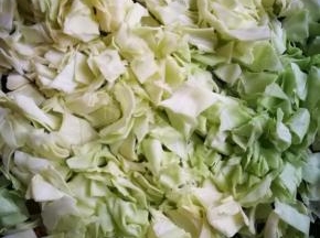 包菜洗净切碎，不用太碎，如图，大葱切细丝
