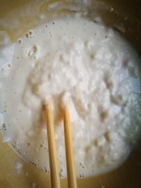 面粉和水搅匀，搅拌到光滑细腻无面粉颗粒