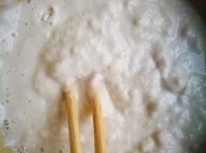 面粉和水搅匀，搅拌到光滑细腻无面粉颗粒
