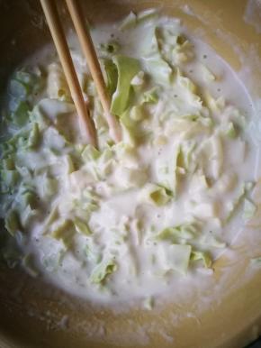 加入包菜片，大葱，搅拌均匀