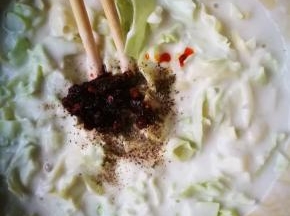加黑胡椒，老干妈，老干妈不要给太多，非常夺味，给一点提鲜