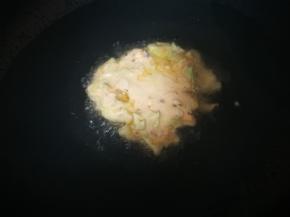 锅烧热，花生油多给点，用汤勺舀3勺放入锅中，中小火慢煎，一面煎黄后翻面，继续煎得焦黄，饼摊薄点熟得快，火候控制好，一般一面要煎2-3分钟左右