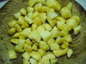 新鲜土豆去皮、洗净、切小块。