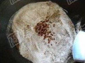 食盐与花椒一同入锅炒出香味，也可以一起捣碎使用。