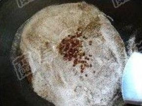 食盐与花椒一同入锅炒出香味，也可以一起捣碎使用。