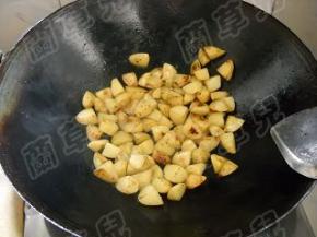 锅热，倒入少许食油；倒入土豆，中火煸炒。