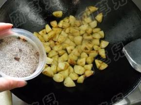 土豆煸炒至绵软起皱，加入花椒盐，炒匀。