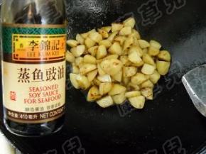 倒入蒸鱼豉油，继续煸炒。