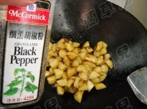 加入黑胡椒粉，炒匀。调好味盛入盘中。