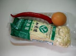 准备好金针菇、鸡蛋、红椒（点缀用）。