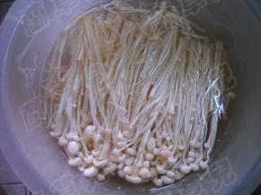 金针菇去根部、洗净，用开水略焯一会捞起，沥干水分。