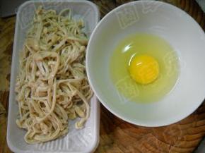 鸡蛋磕破于碗中，打散，加盐拌匀备用。