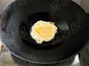 锅中油热，滑散鸡蛋，盛起。
