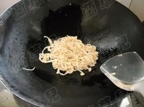 锅中余油，倒入金针菇，快速翻炒。