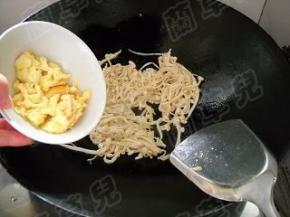 倒入滑好的鸡蛋，炒匀。