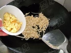 倒入滑好的鸡蛋，炒匀。