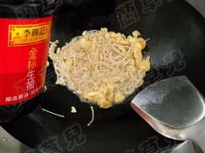 淋点生抽，盛入盘中，撒红椒点缀即可。