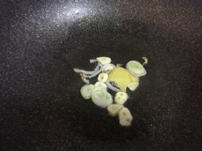 热锅倒油，下葱姜蒜翻炒出香味