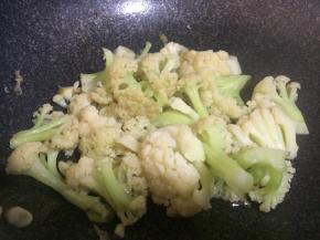 大火翻炒到菜花出汁