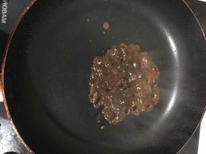 将蘑菇酱料放入锅中，烧制沸腾后倒入调味碟或者直接淋在牛排上。