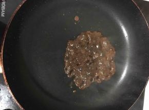 将蘑菇酱料放入锅中，烧制沸腾后倒入调味碟或者直接淋在牛排上。