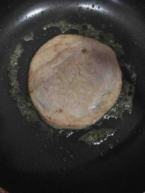 将牛排放入锅中，两面各煎2-3分钟后放入盘中。