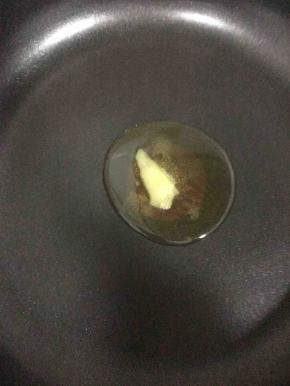 开大火将平底锅预先加热，再放入黄油。