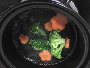 另起锅加水烧开放入西兰花，胡萝卜煮3分钟左右。