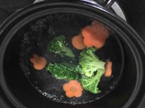 另起锅加水烧开放入西兰花，胡萝卜煮3分钟左右。