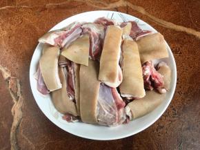 羊排清洗干净，切成比较大的块。