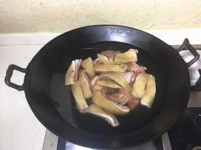 煮锅里倒入足量的水，放入羊排，大火烧开。