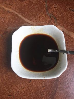 碗里加蚝油、甜面酱、番茄酱、 酱油、蜂蜜、 料酒、盐和糖。还有少许的清水一起搅拌均匀，酱汁就调好备用。