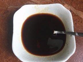 碗里加蚝油、甜面酱、番茄酱、 酱油、蜂蜜、 料酒、盐和糖。还有少许的清水一起搅拌均匀，酱汁就调好备用。