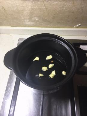 砂锅里放少许油，倒入大蒜炒出香味。