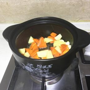 倒入胡萝卜，土豆块翻炒。