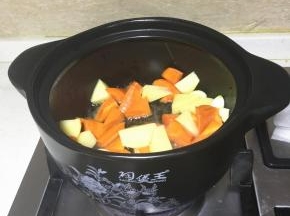 倒入胡萝卜，土豆块翻炒。