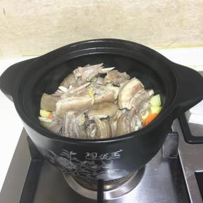 煮好的羊排倒到胡萝卜，土豆里。