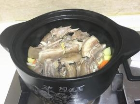 煮好的羊排倒到胡萝卜，土豆里。