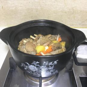 把调好的酱汁全部均匀倒入羊排里。