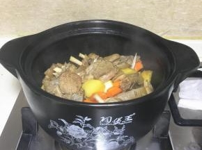 把调好的酱汁全部均匀倒入羊排里。
