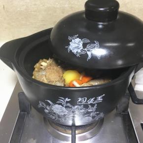 然后盖上砂锅盖，小火慢焖。