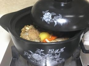 然后盖上砂锅盖，小火慢焖。