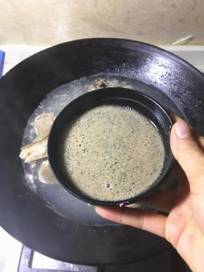 水煮开后，撇去羊排表面的浮沫。