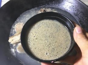 水煮开后，撇去羊排表面的浮沫。