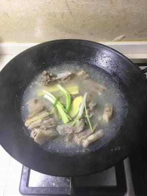 放入葱段和姜片，盖上锅盖煮35分钟。